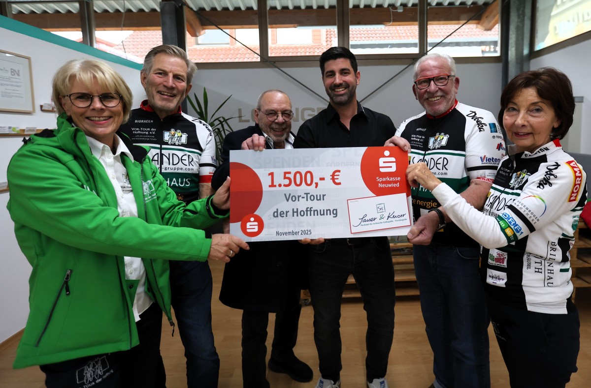 Die Kmmerer Andrea Zaborski (links), Karl-Heinz Zaborsky (2. von links), Klaus-Peter Fries (2. von rechts), Elke Castor (rechts) mit Eberhard Knorr (3. von links) und Benedikt Stollhoff (4. von links). Foto: Privat