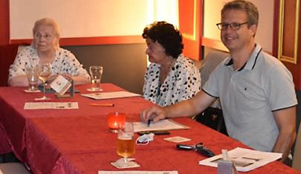 Stadtrat Henning Wirges und Ehrenmitglied Ruth Bayer (Mitte) und Annemarie Zils (links). Fotos: SPD