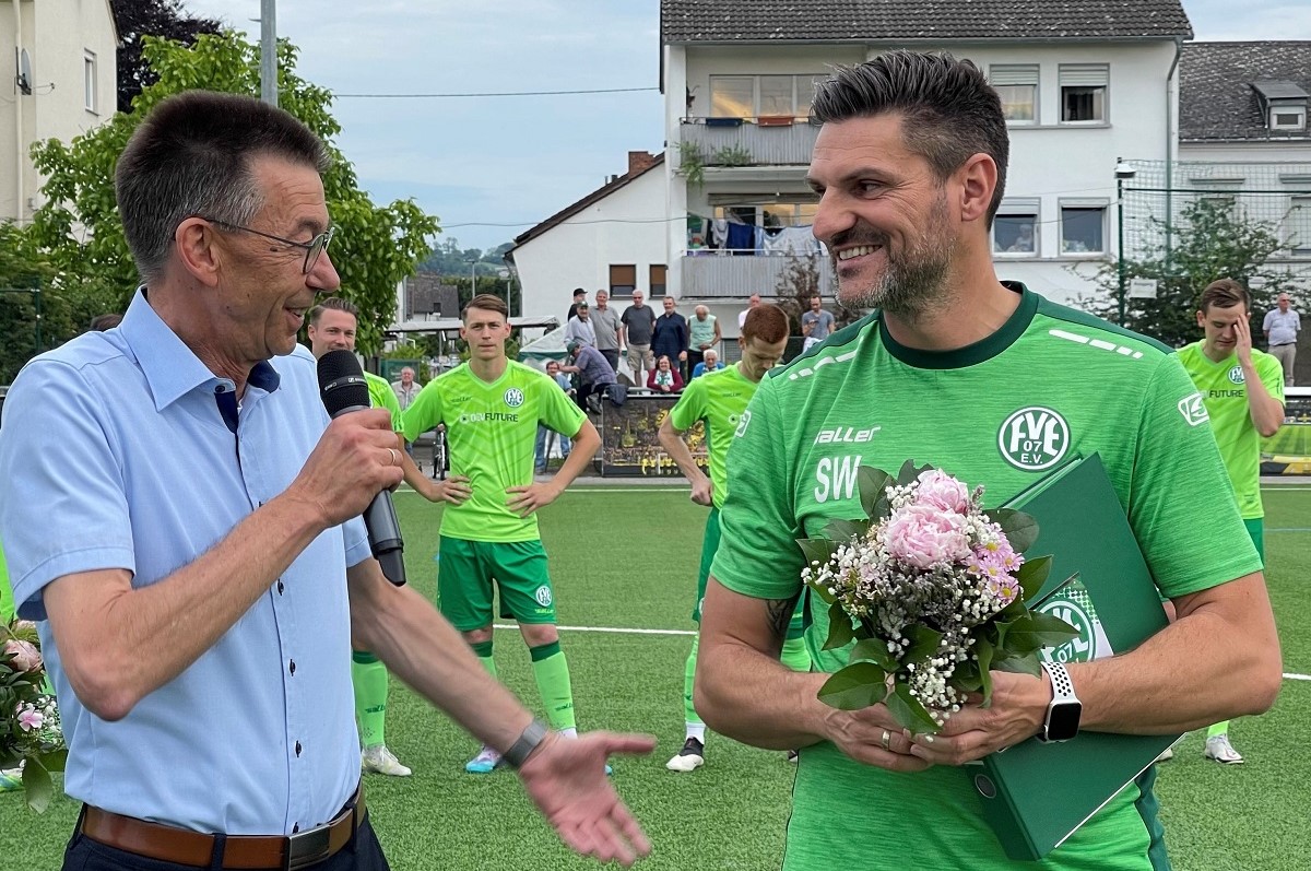 Vereinschef Martin Hahn (links) und Coach Sascha Watzlawik  hier bei der Ehrung zu seinem zehnjhrigen Trainerjubilum im Sommer  haben fr das neue Jahr ehrgeizige Ziele. (Fotos: privat)