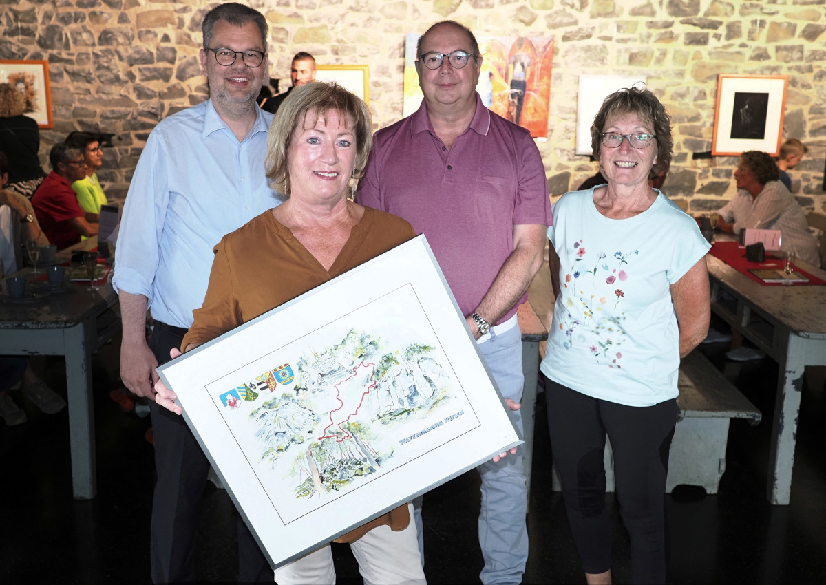 Die Watzenhahner Brgermeister-Kollegen, Markus Hof, Gnter Weigel und Gisela Benten gratulieren Claudia Schmidt zu ihrer Ausstellung im Stffel-Park. (Foto: Tatjana Steindorf) 