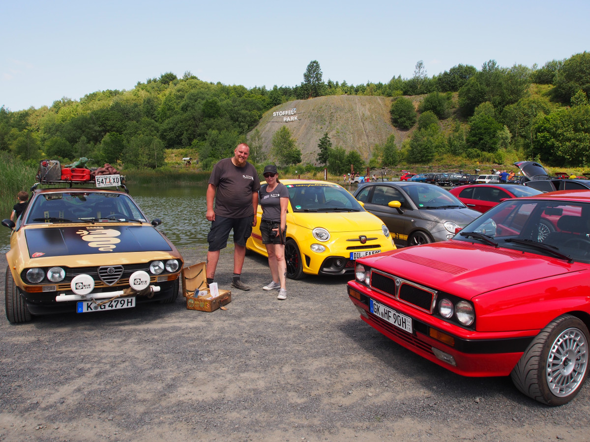 Beim Italo-Treffen im Stffel-Park mit Sonnenschirm unterwegs 