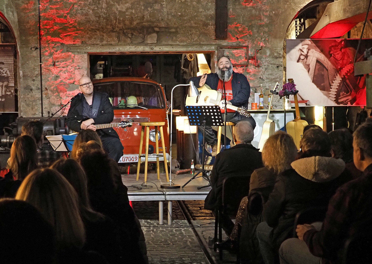 Micha Krmer (rechts), schreibt nicht nur Westerwald- und Ostfrieslandkrimis, sondern auch Musik. Seine Lieder kamen auch bei seiner Buchvorstellung im Stffel-Park gut an. (Foto: Tatjana Steindorf)