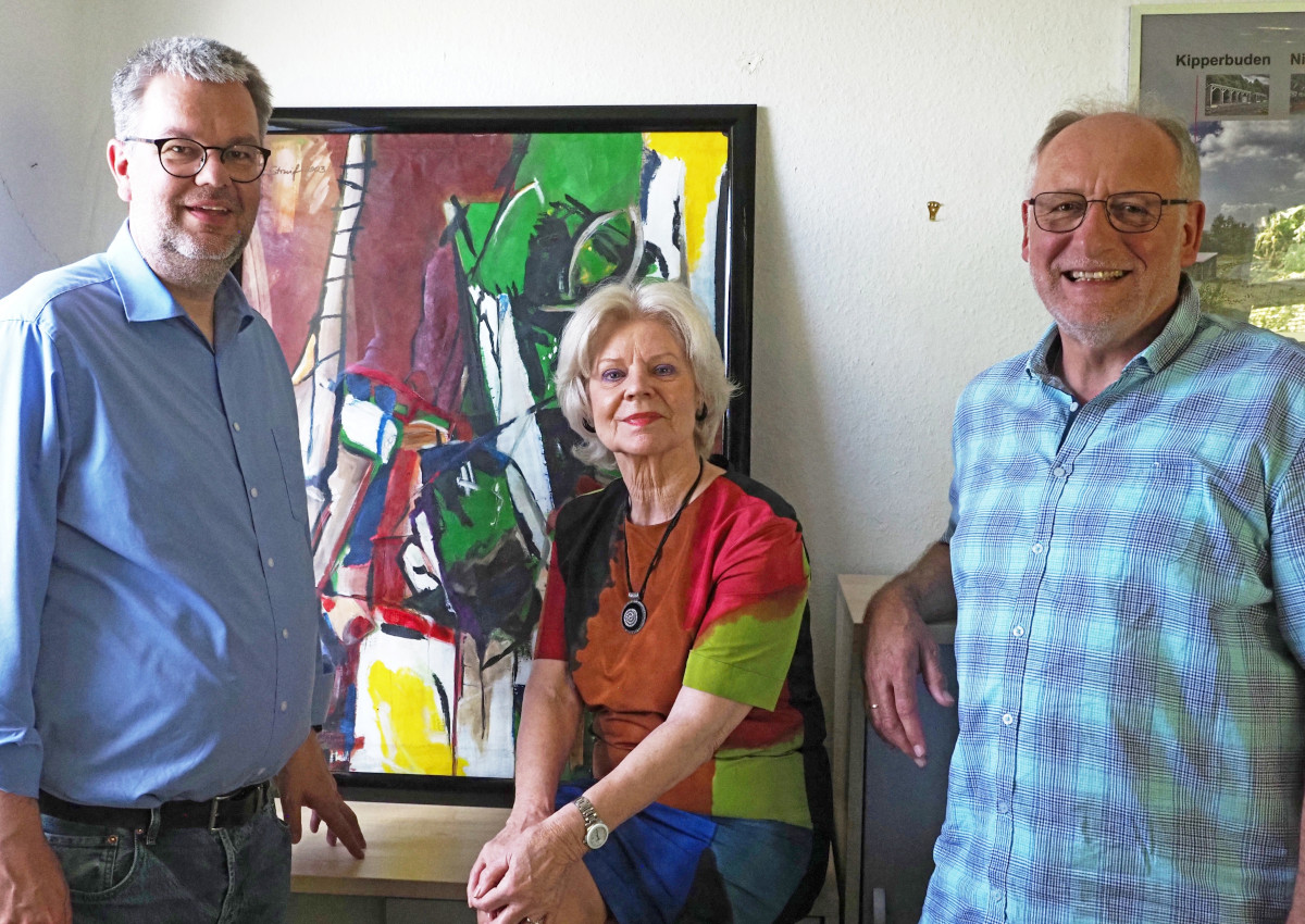 Hier strkt die "Kunst des Lebens", dargestellt auf dem Bild im Hintergrund, Markus Hof, Brigitte Struif und Dieter Wisser (von links) den Rcken. (Foto: Tatjana Steindorf)