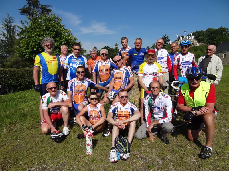 Seit 40 Jahren  gemeinsam unterwegs: die franzsischen und deutsche Radler der traditionsreichen  Equipe France (2014 in der Nassauer Partnerstadt Pont Chateau in der Bretagne). Foto: privat 