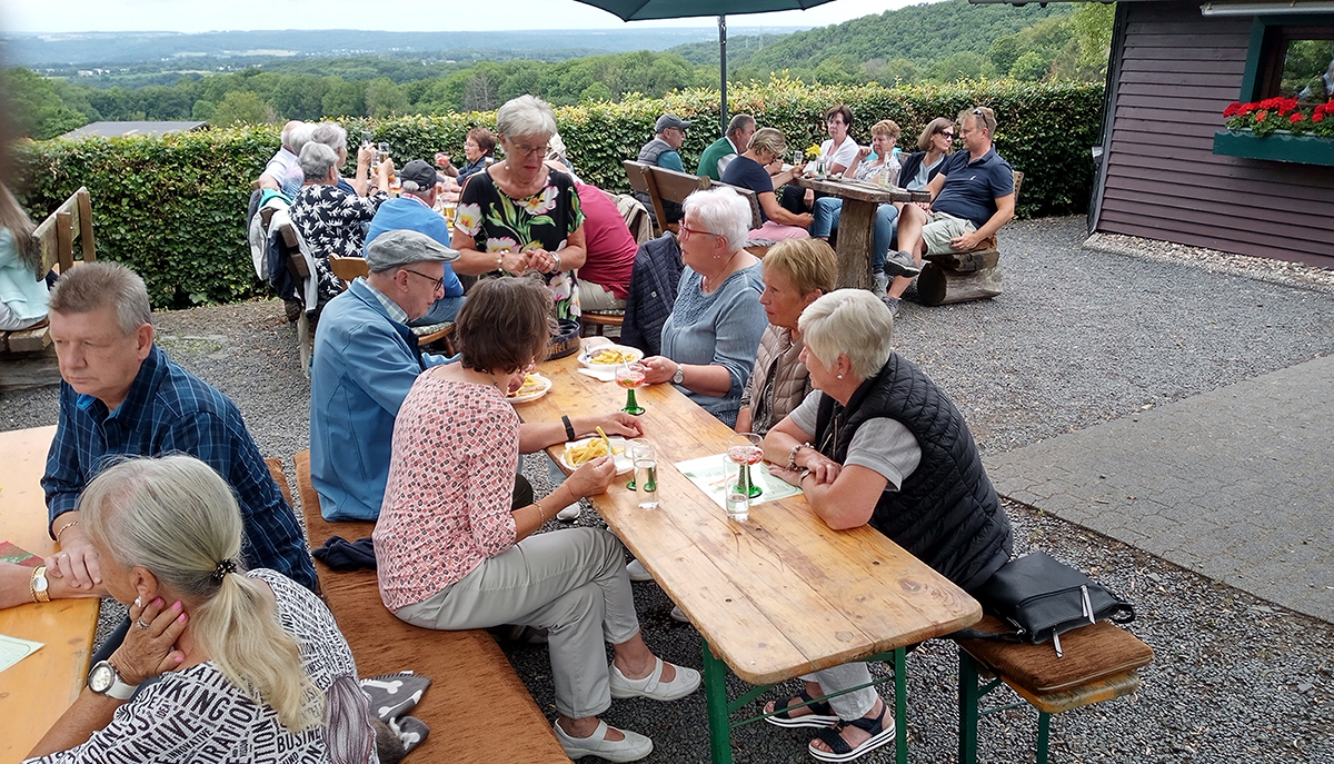 An der Berghtte frnten die Brger das gesellige Beisammensein. (Fotos: Ohlenberger Heimat- und Verschnerungsverein)