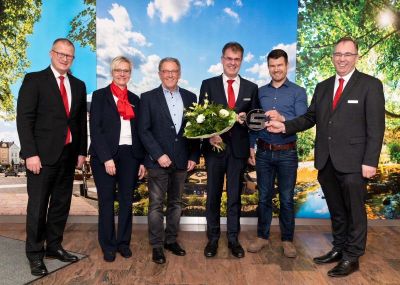 V.l.: Hans-Rainer Schmitz (stellv. Vorstand und Marktbereichsleiter), Beatrix Molzberger (Personalrat), Peter Klckner (VG-Brgermeister), Axel K (Geschftsstellenleiter), Stefan Leukel (Stadtbrgermeister), Michael Bug (Vorstand). Foto: Sparkasse