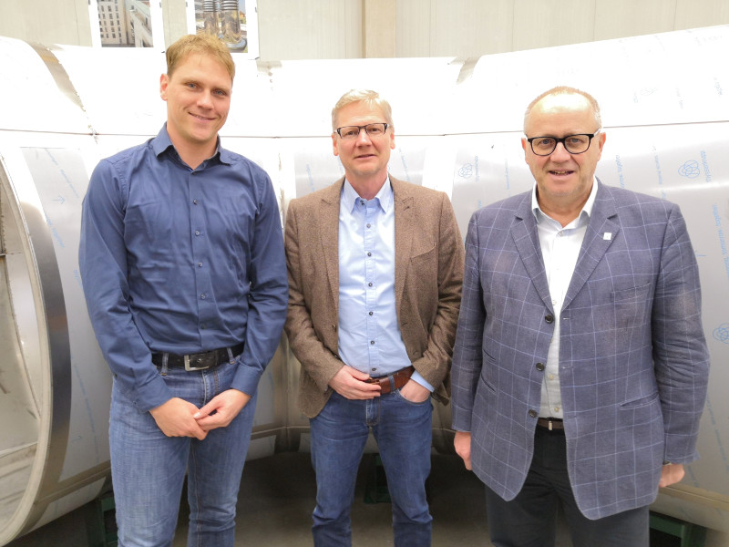 Landrat Dr. Peter Enders (rechts) und Wirtschaftsfrderer Lars Kober (links) tauschten sich mit AMS-Geschftsfhrer Thomas Imhuser aus. Foto: privat
