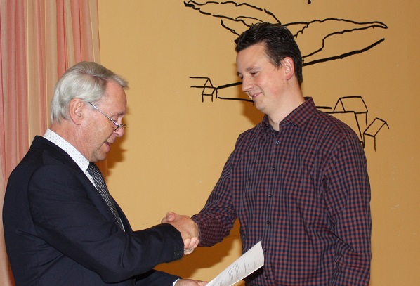 Der Erste Beigeordnete der Ortsgemeinde, Johannes Gehlen (links), berreichte Oliver Rel die Ernennungsurkunde zum Ortsbrgermeister der Gemeinde Obersteinebach. (Foto: VGV Flammersfeld)