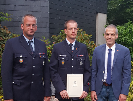 Wehrleiter Ralf Schwarzbach (links) und Brgermeister Fred Jngerich (rechts) gratulierten Michael Imhuser anlsslich der Ernennung zum neuen Weyerbuscher Wehrfhrer. (Foto: Verbandsgemeindeverwaltung Altenkirchen)