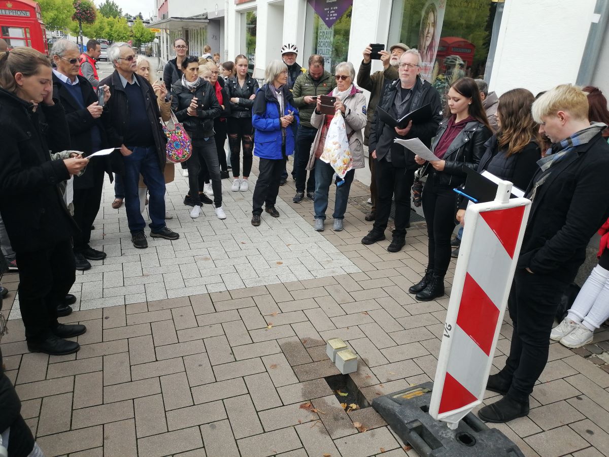 Die Verlegung weiterer Stolpersteine in der Bahnhofstraße bildete den Abschluss der Auftaktveranstaltung der ersten „Altenkirchener Menschenrechtstage“. (Foto: vh)