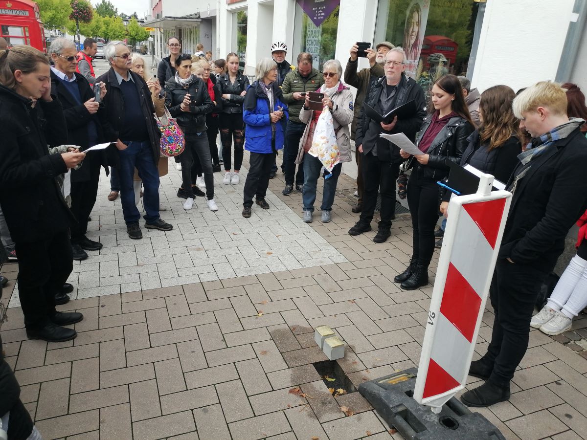 Die Verlegung weiterer Stolpersteine in der Bahnhofstrae bildete den Abschluss der Auftaktveranstaltung der ersten Altenkirchener Menschenrechtstage. (Foto: vh)