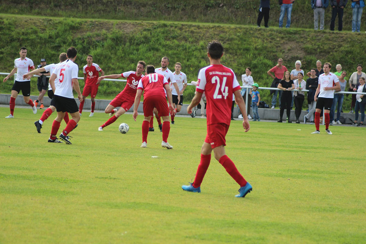 Szene aus dem Spiel SG Ellingen II gegen FV Rot-Wei Erpel. Foto: Verein