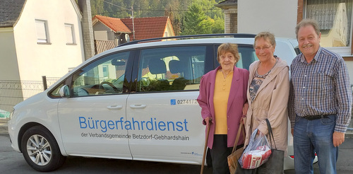 Freuen sich ber das Fahrangebot fr die Verbandsgemeinde Betzdorf-Gebhardshain: (von links) Rose Thomer, Begleiterin Christel Kipping und Fahrer Rainer Buchen. (Foto: Verbandsgemeinde Betzdorf-Gebhardshain)