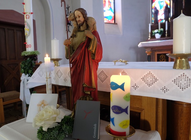 Ein liebevoll geschmckter Altar fr die ausgefallene Erstkommunionfeier