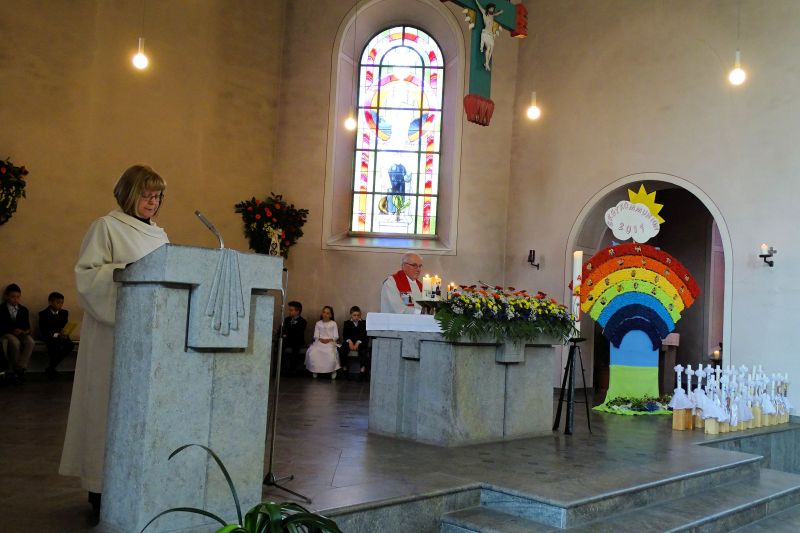 Pfarrer Albert Keller und Gemeindereferentin  Eva Maria Henn beim Gottesdienst in St.Petrus in Ketten" in Hellenhahn-Schellenberg. Ein wahrer Hingucker