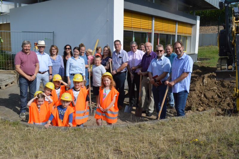 Bei strahlendem Sonnenschein leiteten die Verantwortlichen beim offiziellen Spatenstich die Baumanahme zur Erweiterung der Kindertagessttte Abenteuerland in Simmern ein. Foto: privat