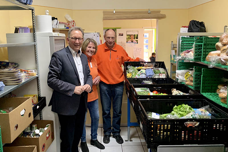 Erwin Rddel traf sich zu einem Informationsaustausch in der Asbacher Tafel mit Ursula Prusseit und Gottfried Assenmacher. Foto: pr