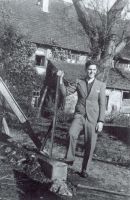 Buch-Titel: Erwin vor dem Elternhaus, circa 1939. Fotos: privat