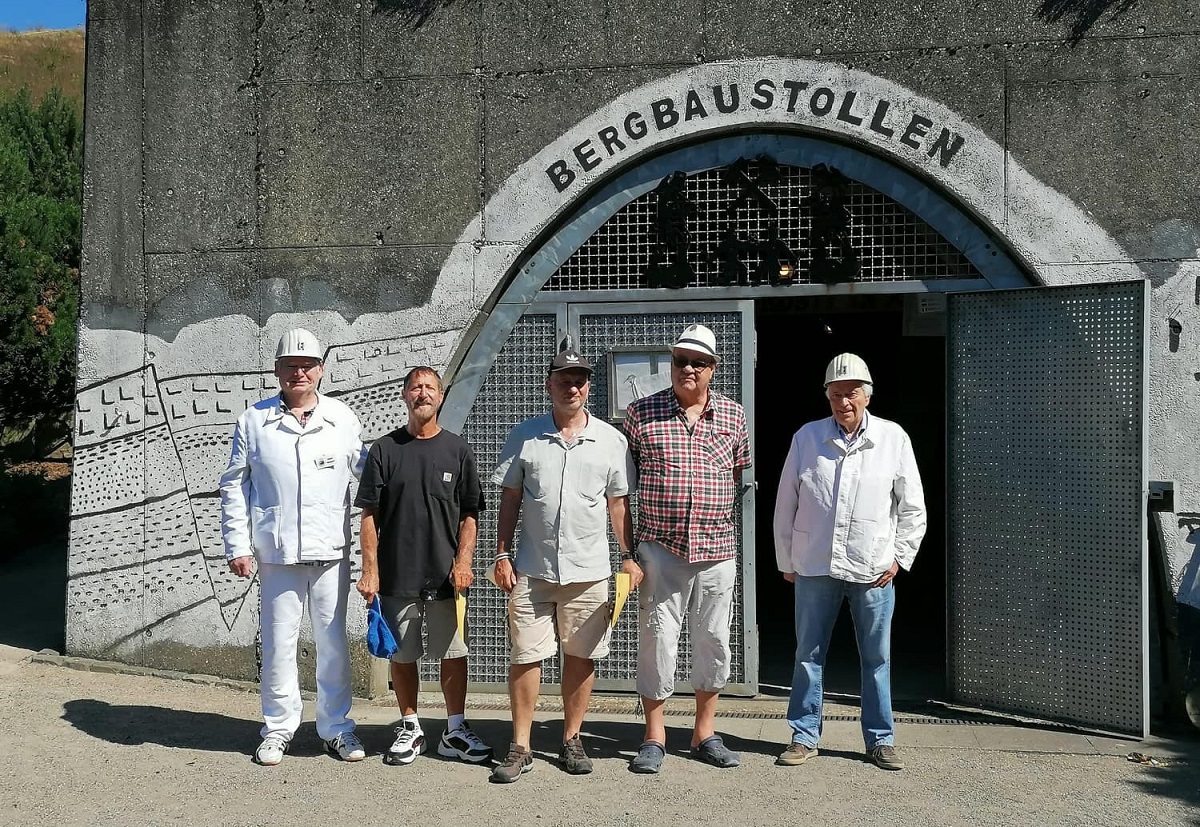 Karl-Heinz Esch (zweiter von rechts) wurde in Gelsenkirchen zum Ehrenbergmann "geschlagen". (Fotos: privat)