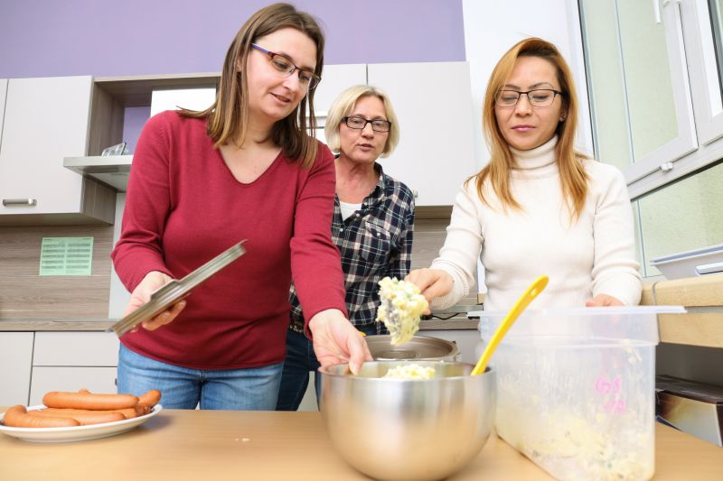 Masoumeh Khawari (rechts) ist inzwischen zum festen Bestandteil des Teams der Mittagsbetreuung der Grundschule Marienrachdorf geworden und nicht nur fr Sandra Mleke (links) und Claudia Haubrich eine groe Hilfe. Die vom Dekanat Selters, der Diakonie und der Verbandsgemeinde Selters initiierte Hilfebrse "Fu fassen" soll nun noch mehr Flchtlingen ermglichen, sinnvolle Beschftigungen anzutreten. Fotos: Peter Bongard
