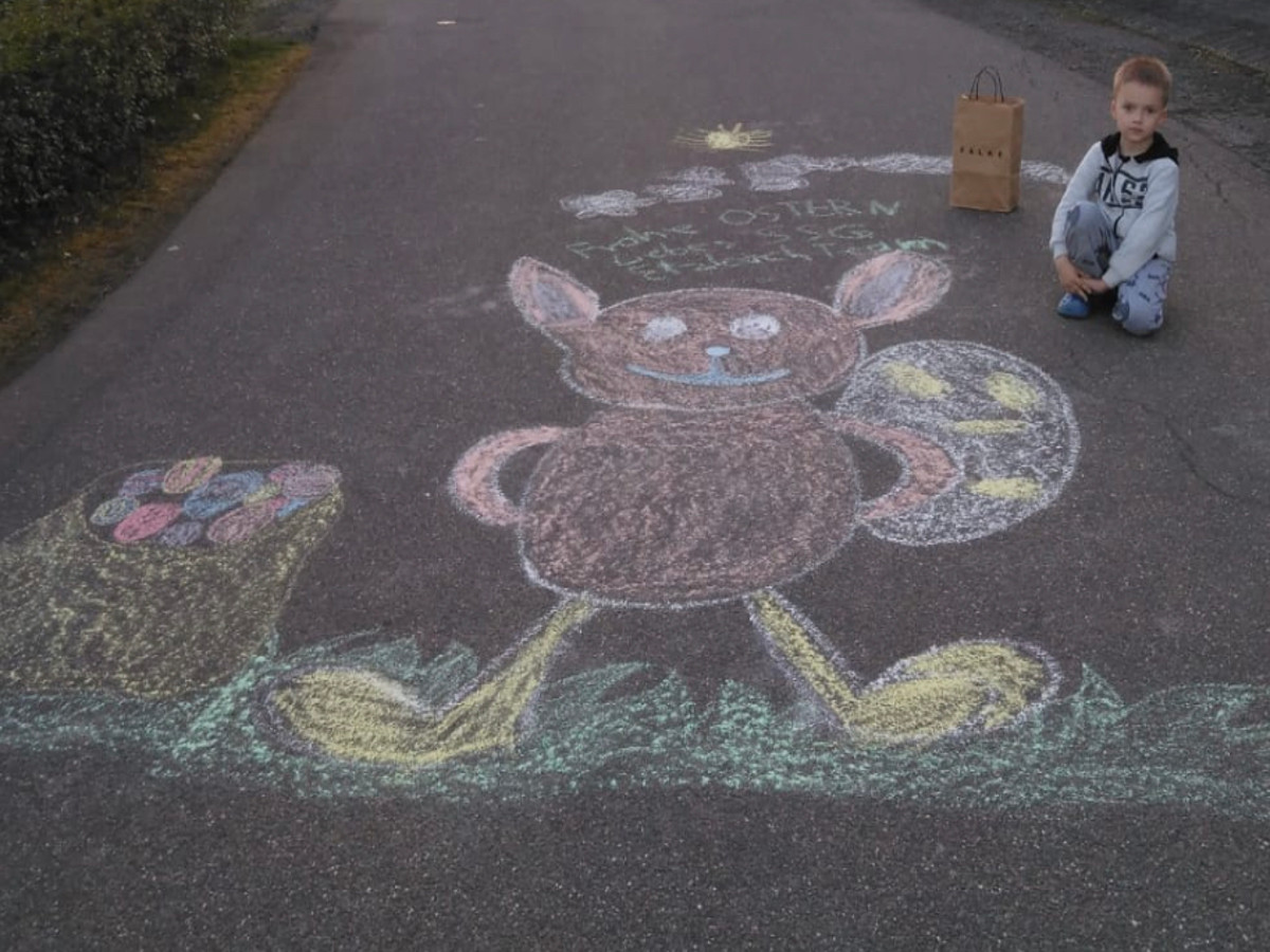 Mit Malkreide gegen den Osterblues: Die Kinder aus der SSG Etzbach haben mit bunten Bildern ihre Ostergre gestaltet. Fotos: SSG Etzbach