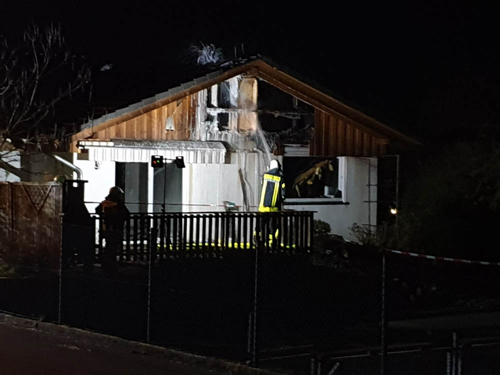 Das Einfamilienhaus wurde bei dem Feuer erheblich beschdigt. (Fotos: kk)