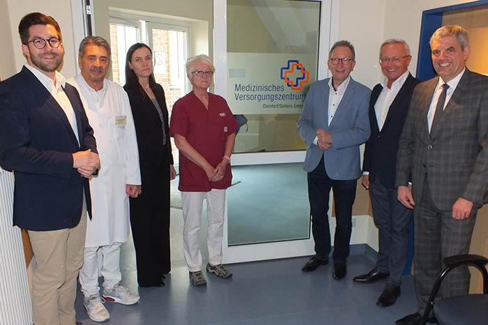 Gesundheits-Beauftragter Dennis Schneider, rztlicher Direktor Dr. Reinhold Ostwald, Verwaltungsleiterin Anett Sandkuhl, MAV-Vorsitzende Astrid Krmer, MdB Erwin Rddel, Landrat Achim Hallerbach und Krankenhaus-Geschftsfhrer Guido Wernert. Foto: Reinhard Vanderfuhr 