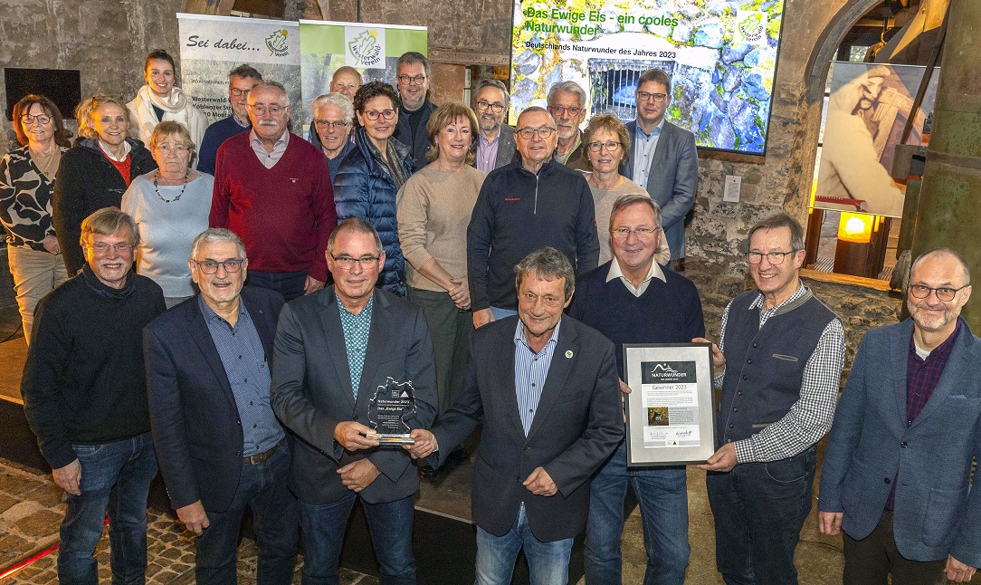 Inmitten einer groen Gsteschar freuten sich (vorne, von links) Martin Rudolph vom gastgebenden Stffel-Park, Werner Mohr, Andreas Hfner, Achim Schwickert, Rainer Lemmer und Initiator Hartmut Knig ber den Preis und die Urkunde zum Naturwunder, dieThomas Bischoff bergab. (Foto: Rder-Moldenhauer)