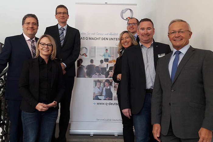 Zum fnften Q-Zirkel von Service-Qualitt Deutschland in Rheinland-Pfalz begrten (v.l.n.r.) Birgit Becker (Referentin better in business), Jrg Hohenadl (Wirtschaftsfrderung Kreis Neuwied), Professor Dr. Bert Leyendecker (Referent, Hochschule Koblenz), Niklas Bolenz, (Projektmanager Service-Qualitt Deutschland, RLP), Anja Hoffmann (Wirtschaftsfrderung Kreis Neuwied), Christian Dbner (Referent Tourismus IHK Koblenz) und Landrat Achim Hallerbach ber 60 Gastgeber, Touristiker und touristische Dienstleister.