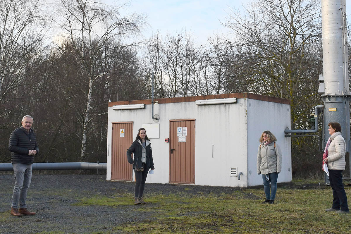 Von links: Landrat Achim Hallerbach, Tanja Reichling von der Transferstelle Bingen, Gabi Schfer von der Stabstelle Energie, Klima und Umwelt und Referatsleiterin Ina Heidelbach auf dem Gelnde Altdeponie in Fernthal, einer Potentialflche fr eine Photovoltaik-Freiflchenanlage. Foto: Kreisverwaltung