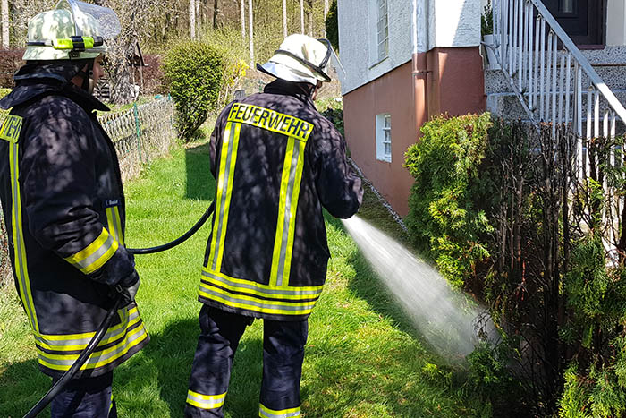 Der Heckenbrand. Fotos: Feuerwehr