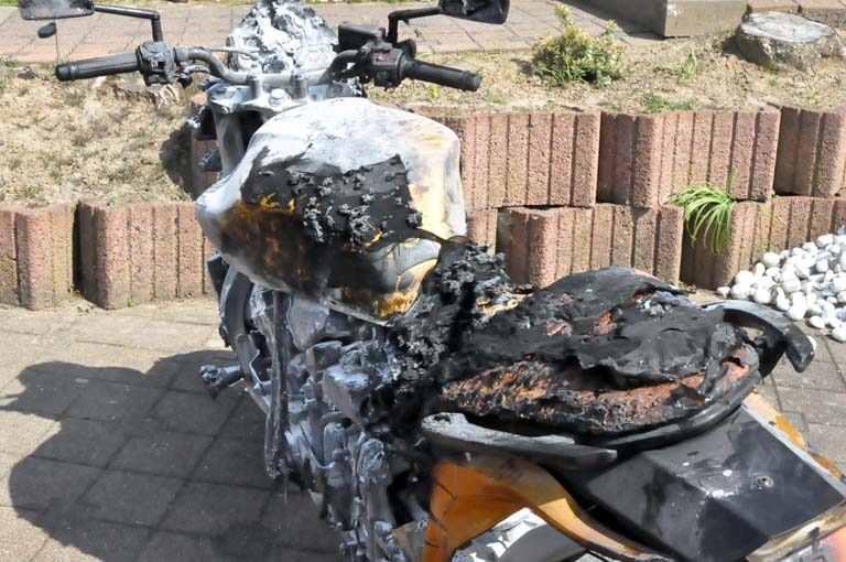 In Rodenbach ging ein Motorrad in Flammen auf. Fotos: kk