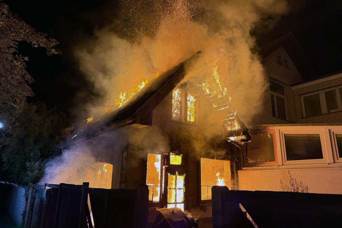Geb�ude wurde vollst�ndig zerst�rt (Foto: FW K�nigswinter)