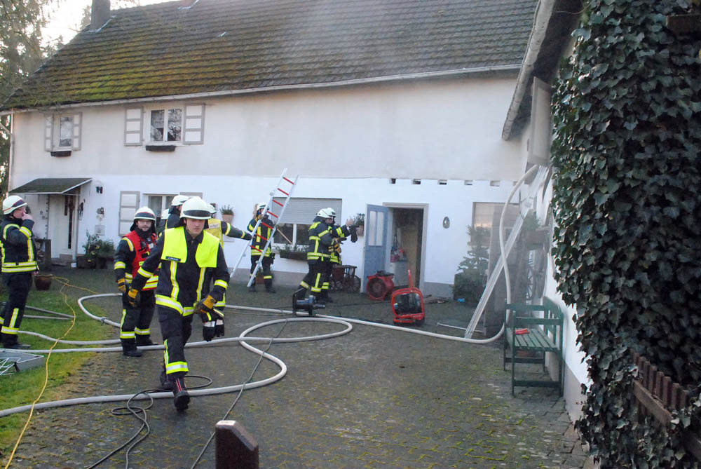 In Flammersfeld hat es in einem Scheunenanbau gebrannt. (Fotos: kk)