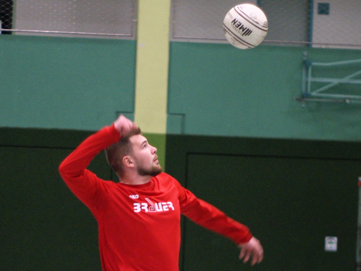 Jonathan Nix (Kirchen 2) fhrt eine Angabe aus. (Foto: Tobias Stinner)