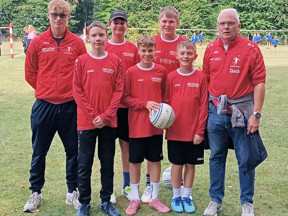 Die M14-Faustballer nach der Meisterschaft. (Foto: Verein)