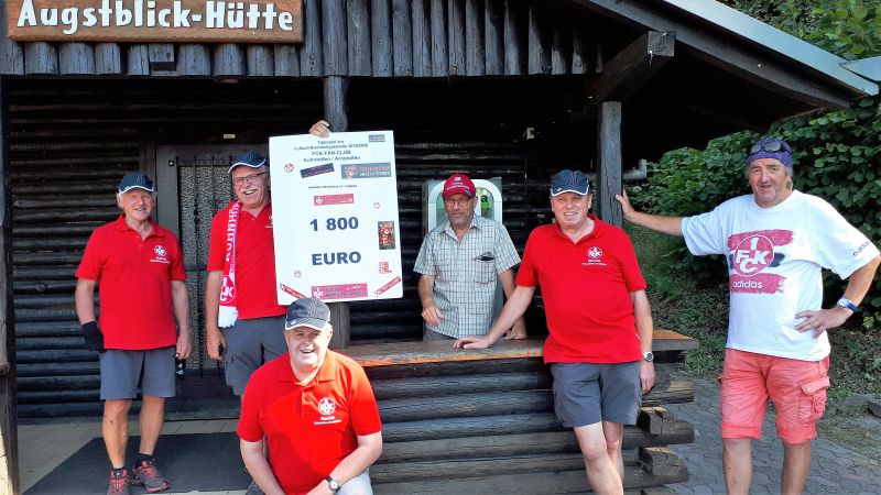 Fanclubmitglieder bei einer Wanderung im Gebiet der Augstgemeinden zeigen stolz die Spendensumme von 1.800 Euro. Foto: FCK-Fanclub Kuhnhfen / Arnshfen