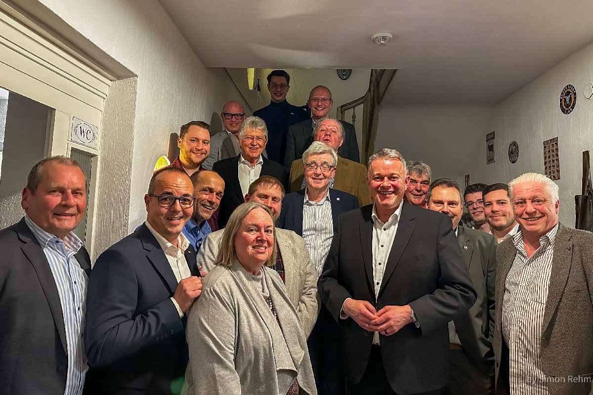 Teilnehmer des Kaminabends mit Gordon Schnieder (Foto: Simon Rehm / FDP-Kreisverband Neuwied)