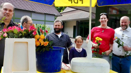 Die FDP in Hamm verteilte Rosen anlsslich des Muttertages. (Foto: FDP Hamm) 