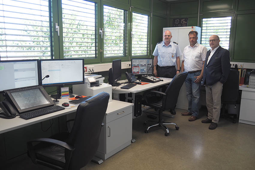 Wehrleiter Markus Janen und Oliver Kompalik prsentierten Brgermeister Michael Kessler die modernisierten Arbeitspltze in der FEZ. Foto: Stadt Bendorf