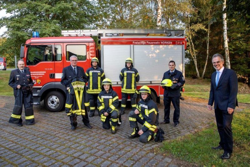 bergabe neuer Schutzausrstung. Foto: Rder-Moldenhauer