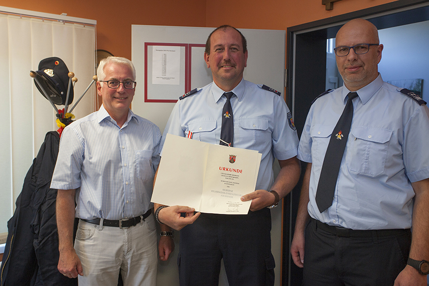 Wehrfhrer Michael Schfer (Mitte) wurde mit dem silbernen Feuerwehr Ehrenzeichen am Bande ausgezeichnet. Es gratulieren Brgermeister Volker Mendel (links) und Wehrleiter Dirk Kuhl. Fotos: Feuerwehr der VG Puderbach