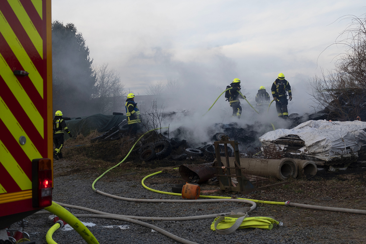 Flächenbrand in Dierdorf griff auf Silage-Silo über
