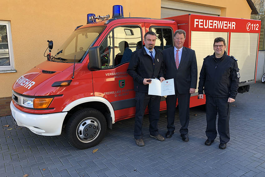 Eddy Lbel (links) wird von Brgermeister Horst Rasbach und Wehrleiter Andreas Schmidt ausgezeichnet. Fotos: Feuerwehr VG Dierdorf