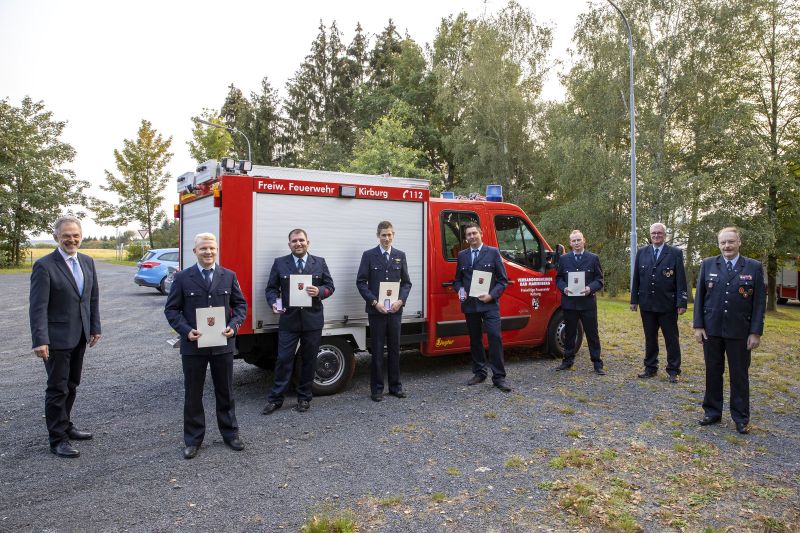 Brgermeister Andreas Heidrich (links) mit den Geehrten (v.l.) Tim Becker, Gral Kanbur, Simon Lichtenthler, Viktor Glesmann und Fabian Jost sowie VG-Wehrleiter Klaus Gro (rechts) und sein Stellvertreter Frank Schiffmann. Fotos: privat