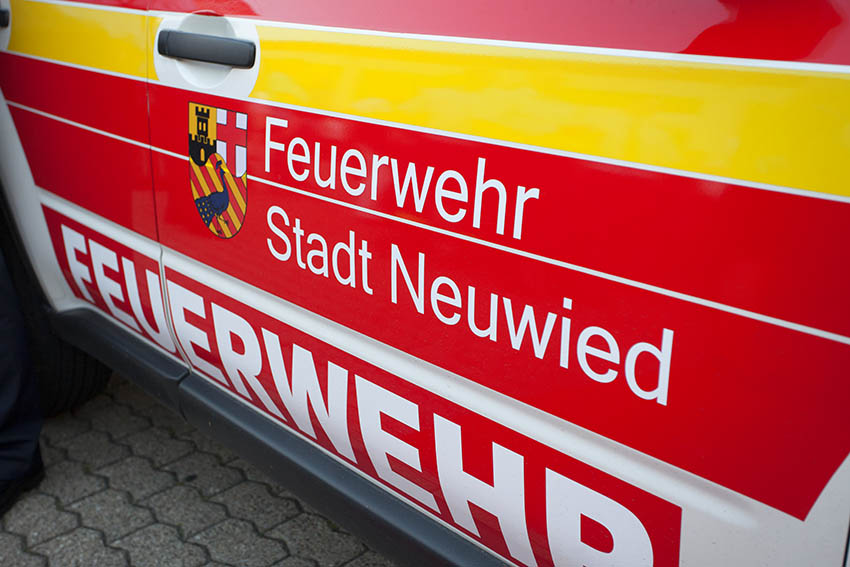 Die Feuerwehr Neuwied musste anrcken und den Schaden beseitigen. Foto: Wolfgang Tischler