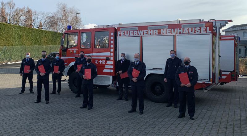 In Neuhusel wurden sieben Feuerwehrleute aus dem Ausrckbereich Augst in die nchst hheren Dienstgrade befrdert. Fotos: VG Montabaur