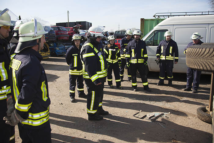 Das Foto entstand an einem der bungstage. Nach einer theoretischen Einweisung folgte die Praxis. Foto: Feuerwehr Oberraden-Straenhaus