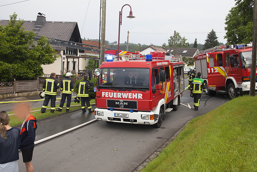 Blitz entzndet Dachstuhl in Hmmerich