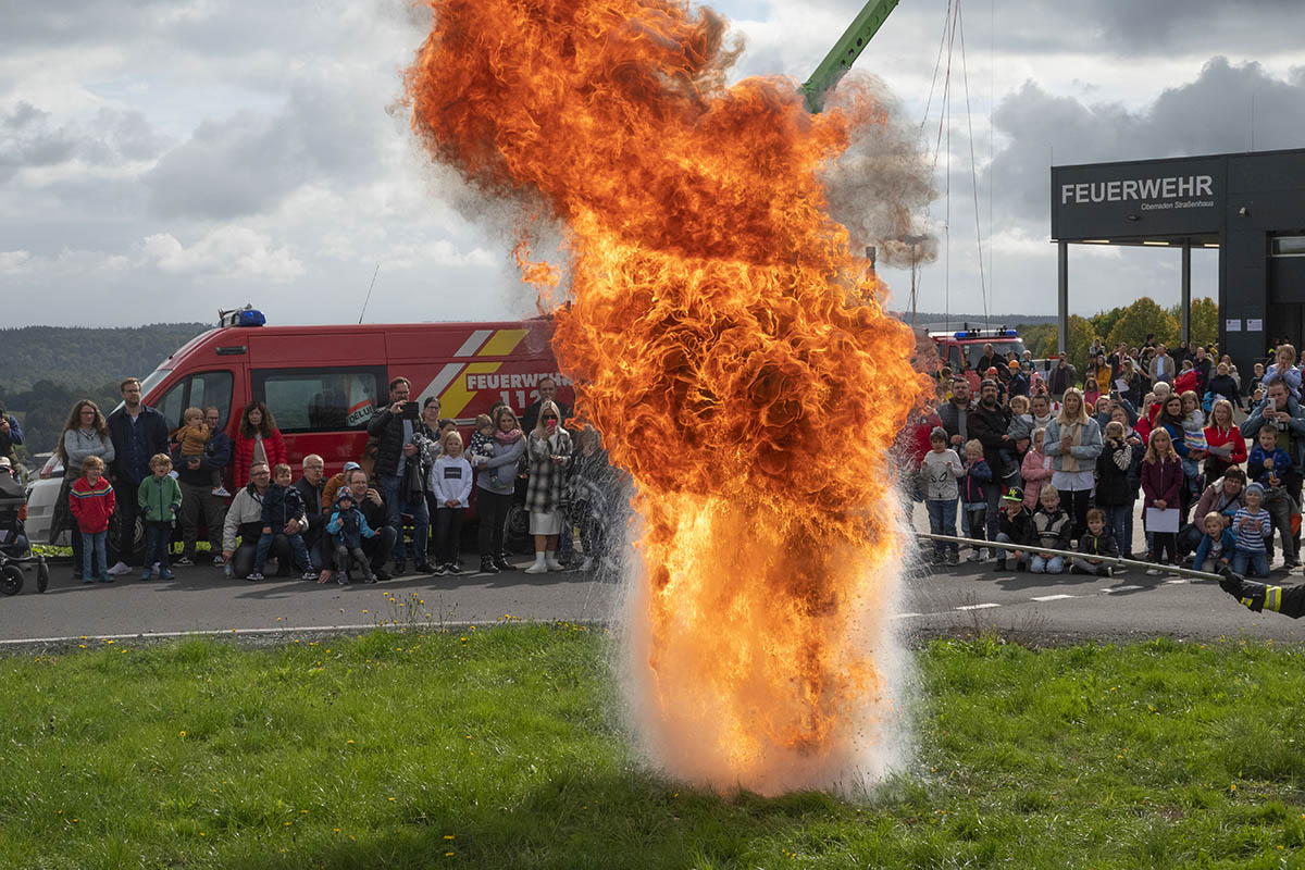 Das passiert, wenn ein Fettbrand mit Wasser gelscht wird. Fotos: Wolfgang Tischler